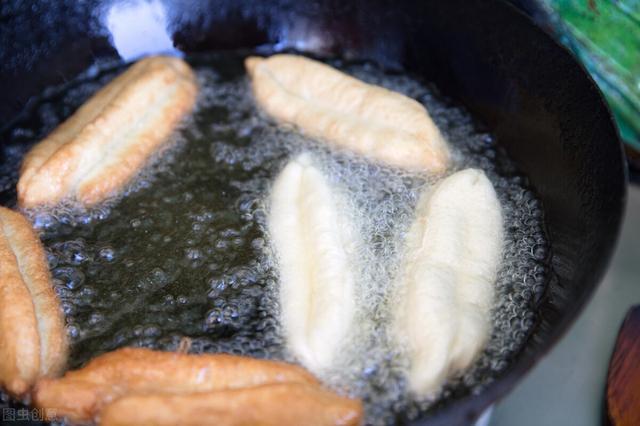 处理煎炸剩油方法_剩油重复使用技巧_炸黑的油怎么过滤干净